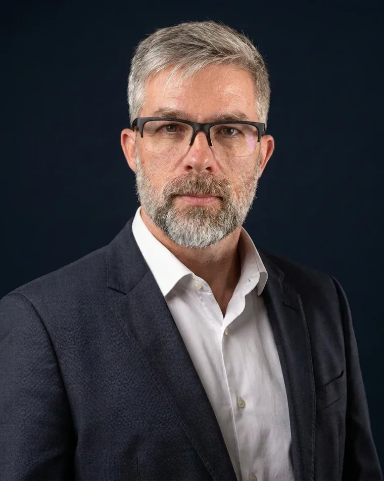 Retrato de Adauto Miguel Fröhlich, sócio fundador da Acessus Contabilidade, de terno escuro e camisa branca