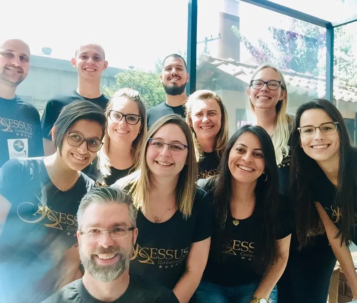 Equipe da Acessus Contabilidade com a camiseta da marca, com o sócio fundador Adauto Fröhlich